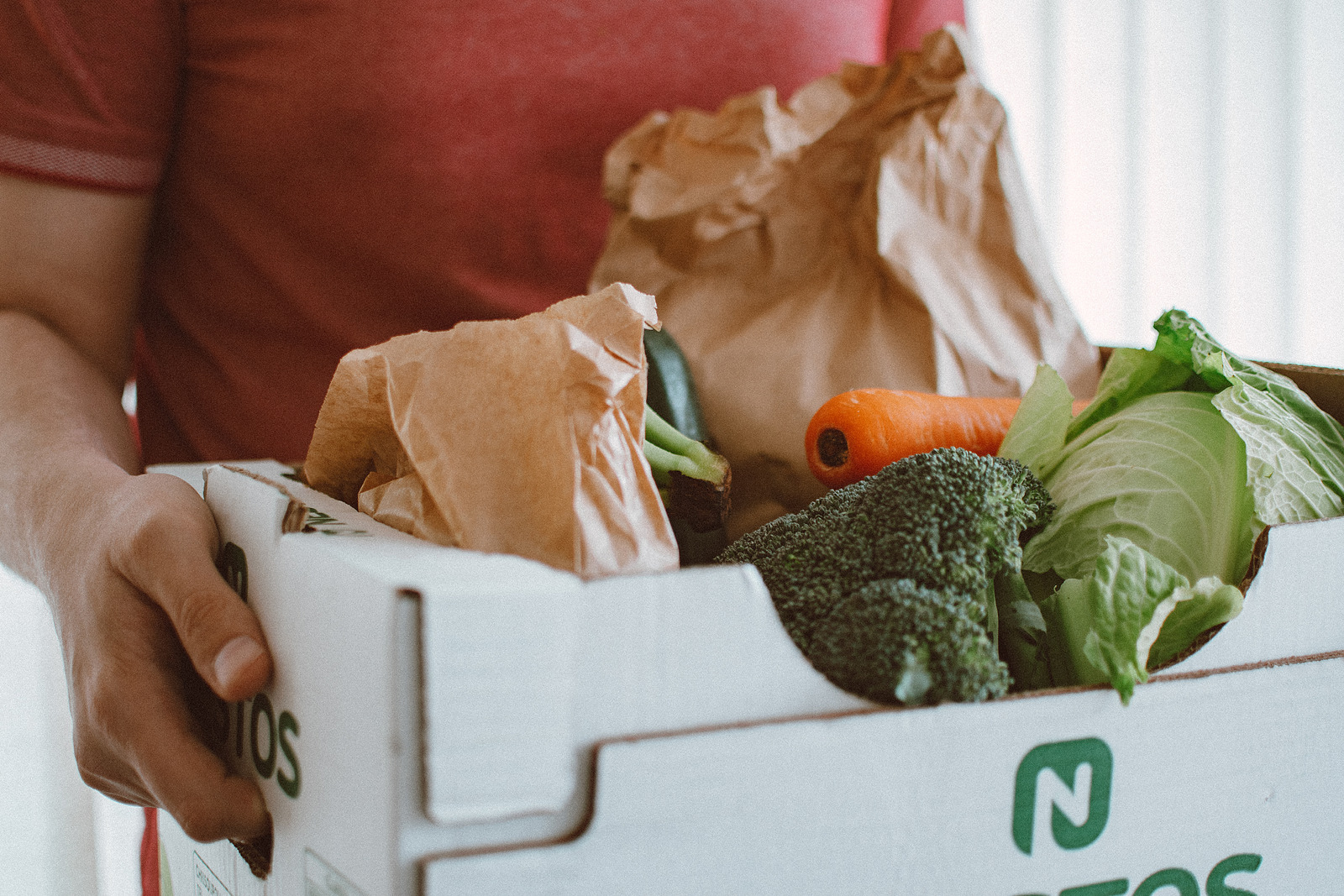 Bolsa con verduras frescas lista para entregar